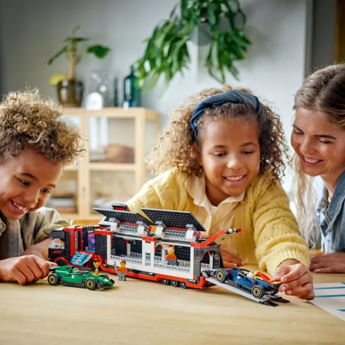 LEGO Klocki City 60445 F1 Ciężarówka z bolidami RB20 i AMR24 F1